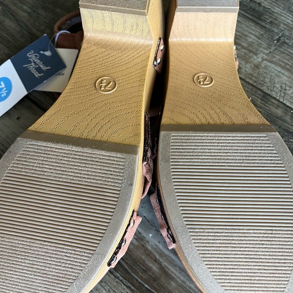 Universal Thread women size 7 1/2 suede sandals NWT - Picture 2 of 8